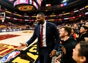 篮球巨星亮相克利夫兰体育馆与球迷互动